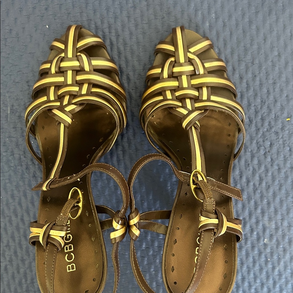 Size 7, brown and gold pump